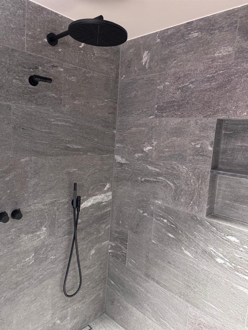 Regendusche mit Natursteinwand