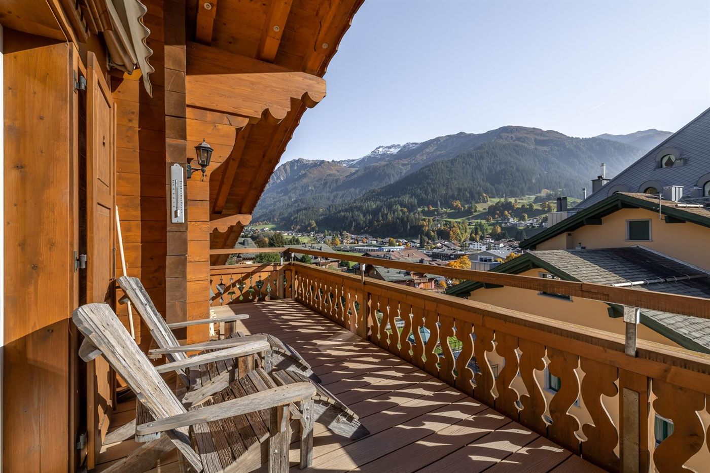 Chalet-Balkon mit Bergblick