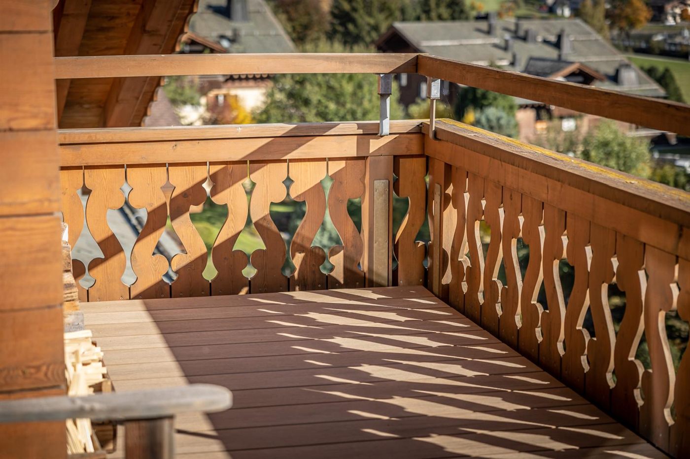 Balkon mit geschnitztem Gelaender