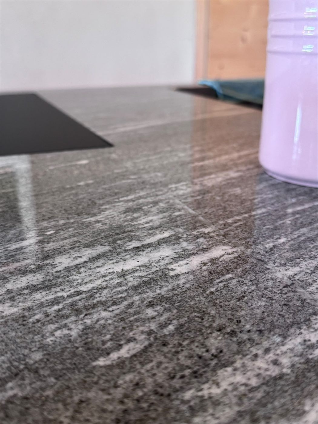 Granit-Oberfläche mit Äderung
