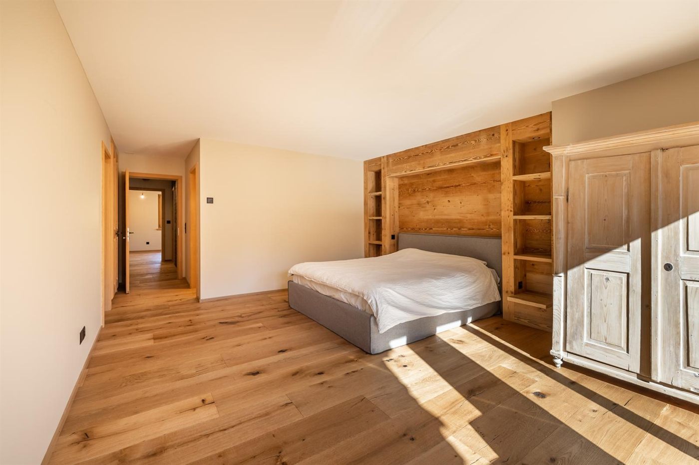 Schlafzimmer mit Altholzwand