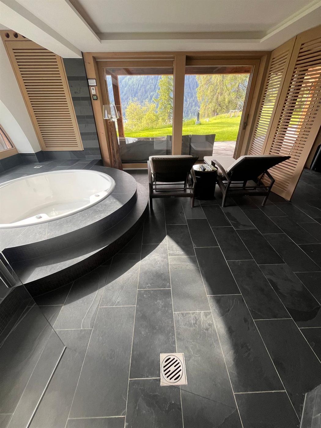 Whirlpool mit Bergblick