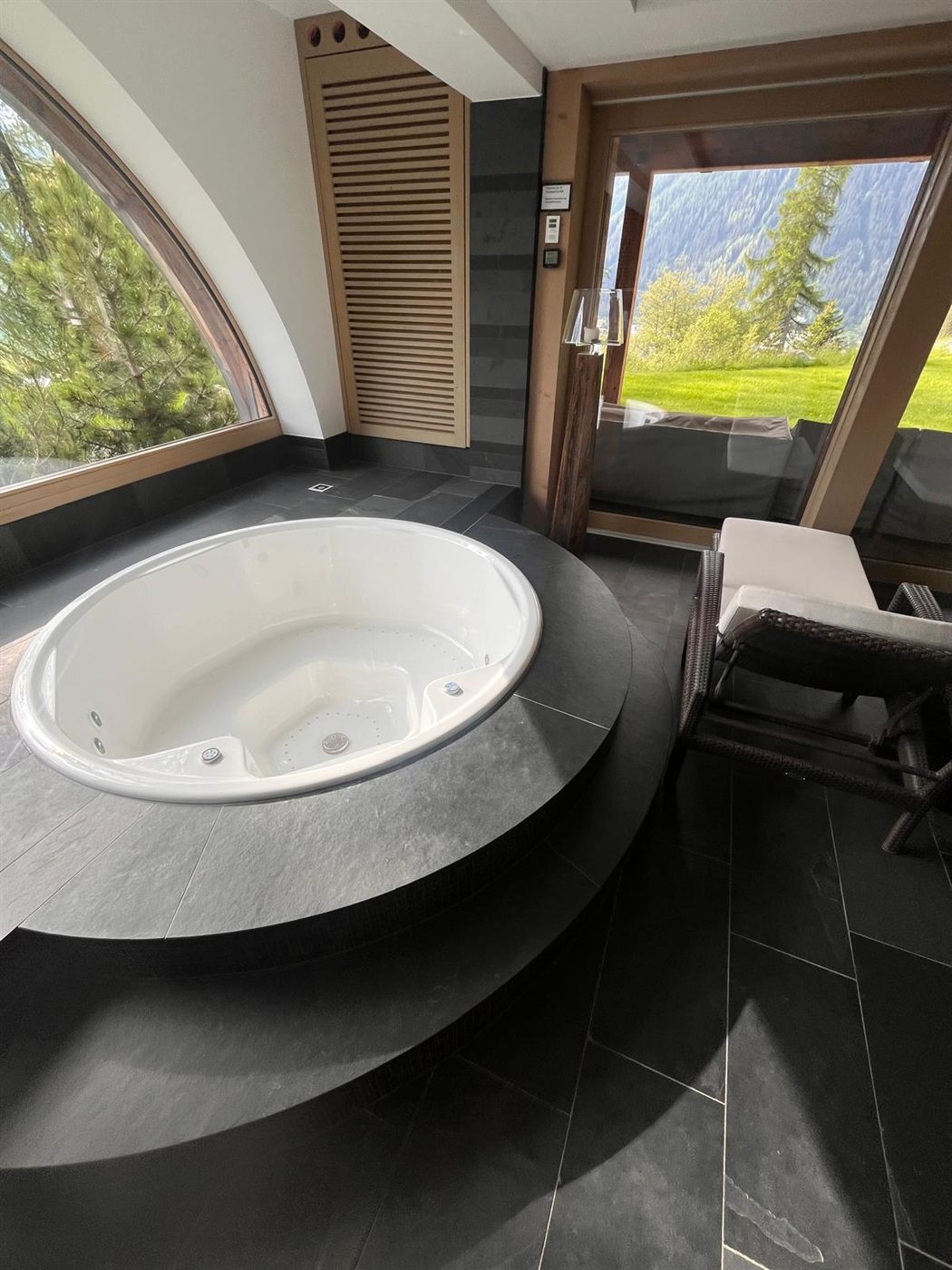 Runder Whirlpool im Spa-Bad