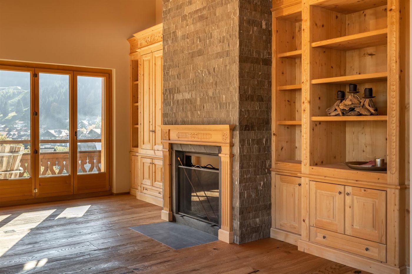 Wohnraum mit Naturstein-Kamin